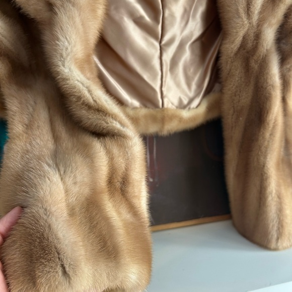Vintage 1950s Elegant Tan Fur Stole Cape - Picture 3 of 14